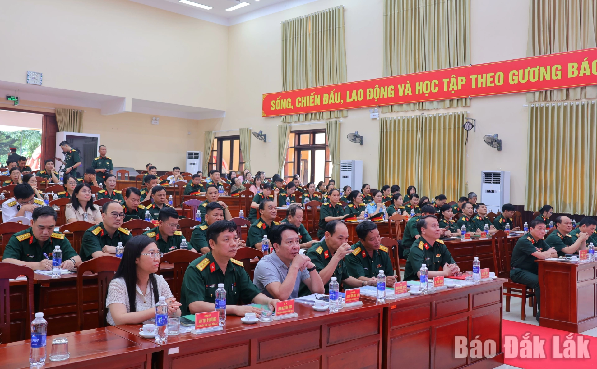 Các đại biểu tham dự khai mạc tập huấn.