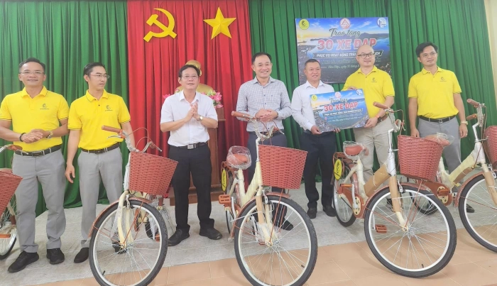 Hiệp hội Doanh nhân Đắk Lắk trao tặng 30 xe đạp phục vụ hoạt động trải nghiệm du lịch tại Làng Lò, phường Hòa Hiệp