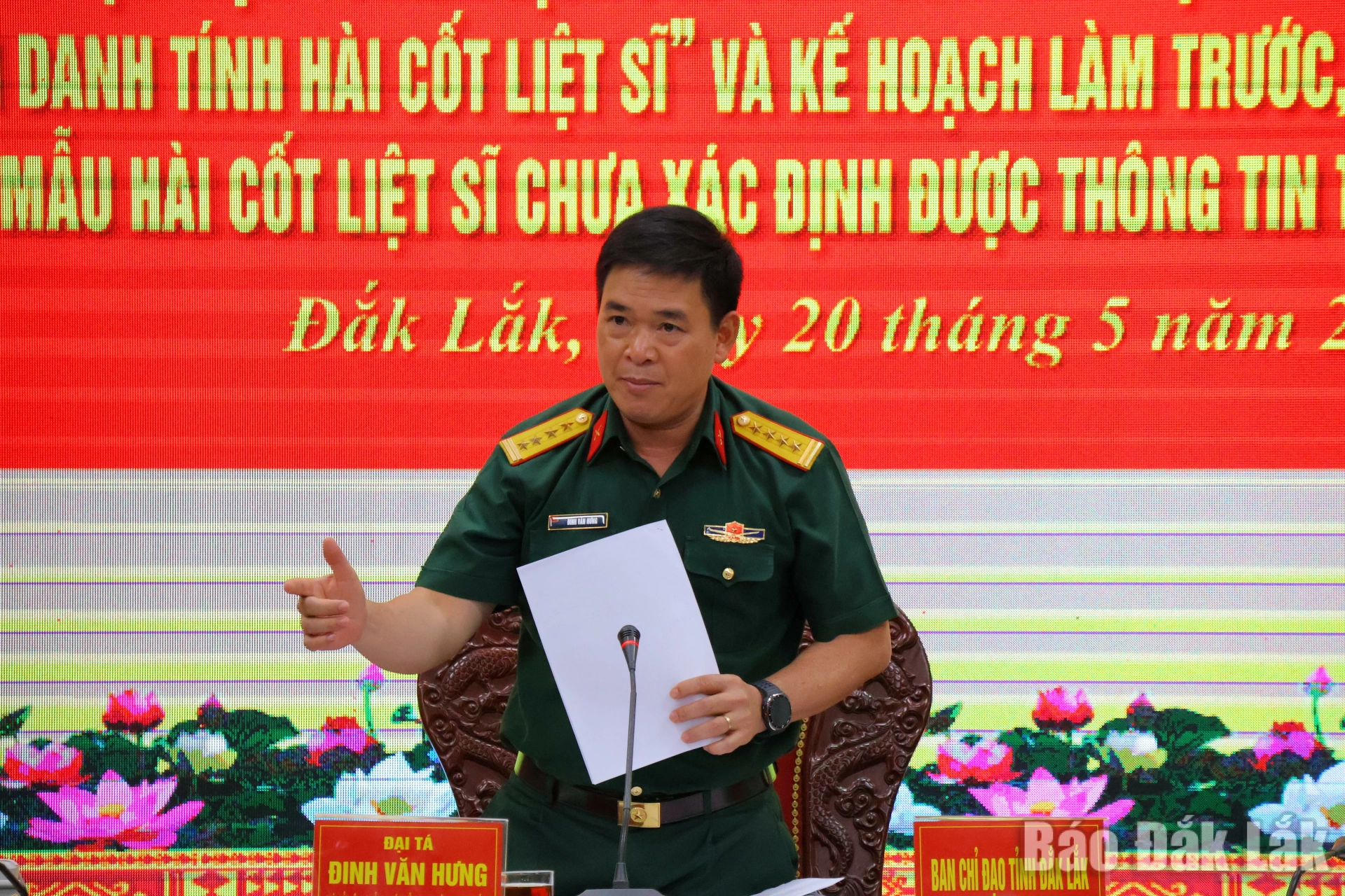 Đại tá Đinh Văn Hưng, Chính ủy Bộ Chỉ huy Quân sự tỉnh, Phó trưởng ban Thường trực Ban Chỉ đạo tỉnh phát biểu tại hội nghị.