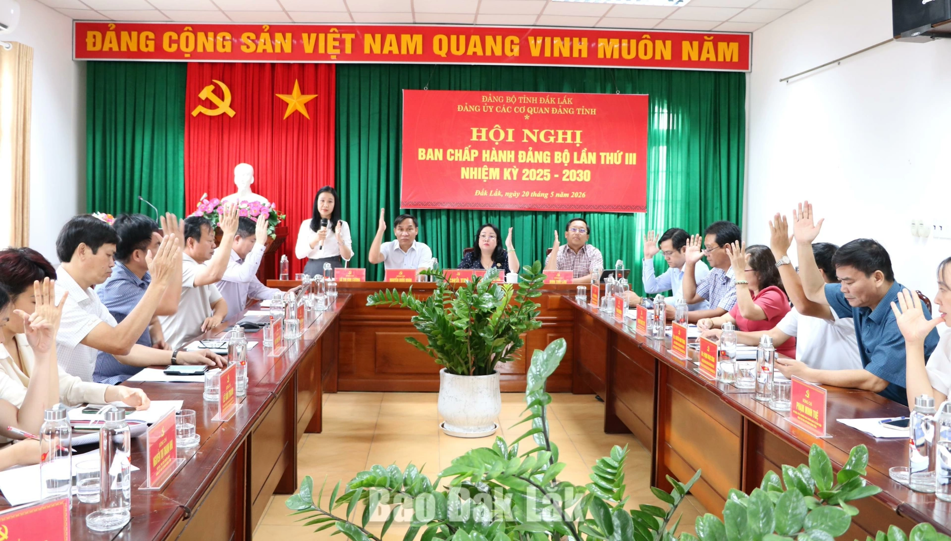 Các đại biểu biểu quyết thông qua Nghị quyết hội nghị.