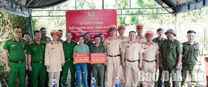Phòng Cảnh sát giao thông Đắk Lắk hỗ trợ an sinh xã hội hơn 360 triệu đồng