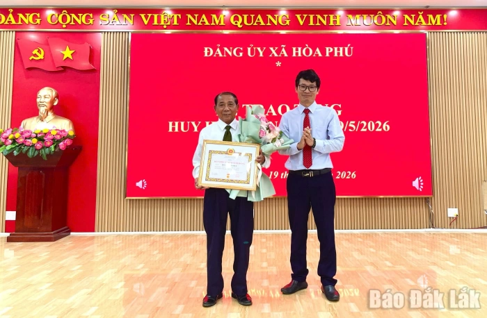 Xã Hòa Phú trao Huy hiệu Đảng đợt 19/5 cho 6 đảng viên