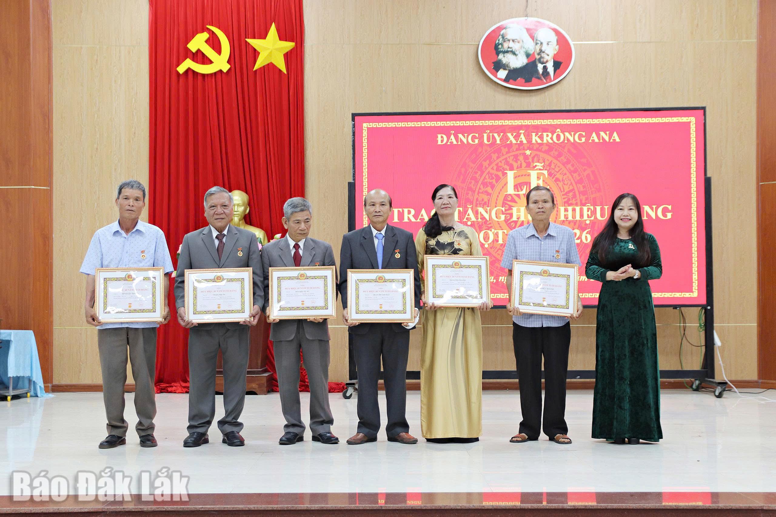 Phó Bí thư Thường trực Đảng ủy xã Ea Ning Đoàn Trung Việt trao Huy hiệu 50 năm tuổi Đảng cho đồng chí Nguyễn Quang Thuật, đảng viên Chi bộ thôn 23.