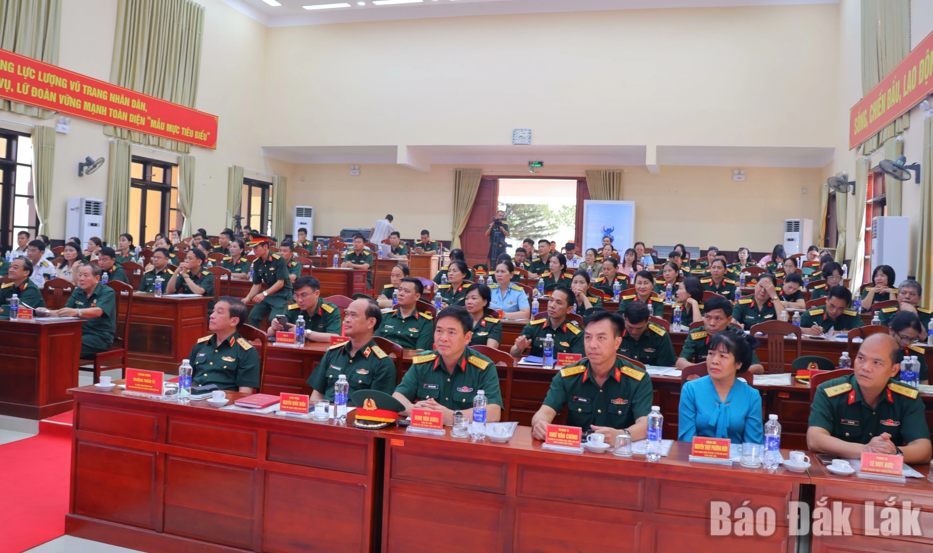 Các đại biểu tham dự khai mạc tập huấn.
