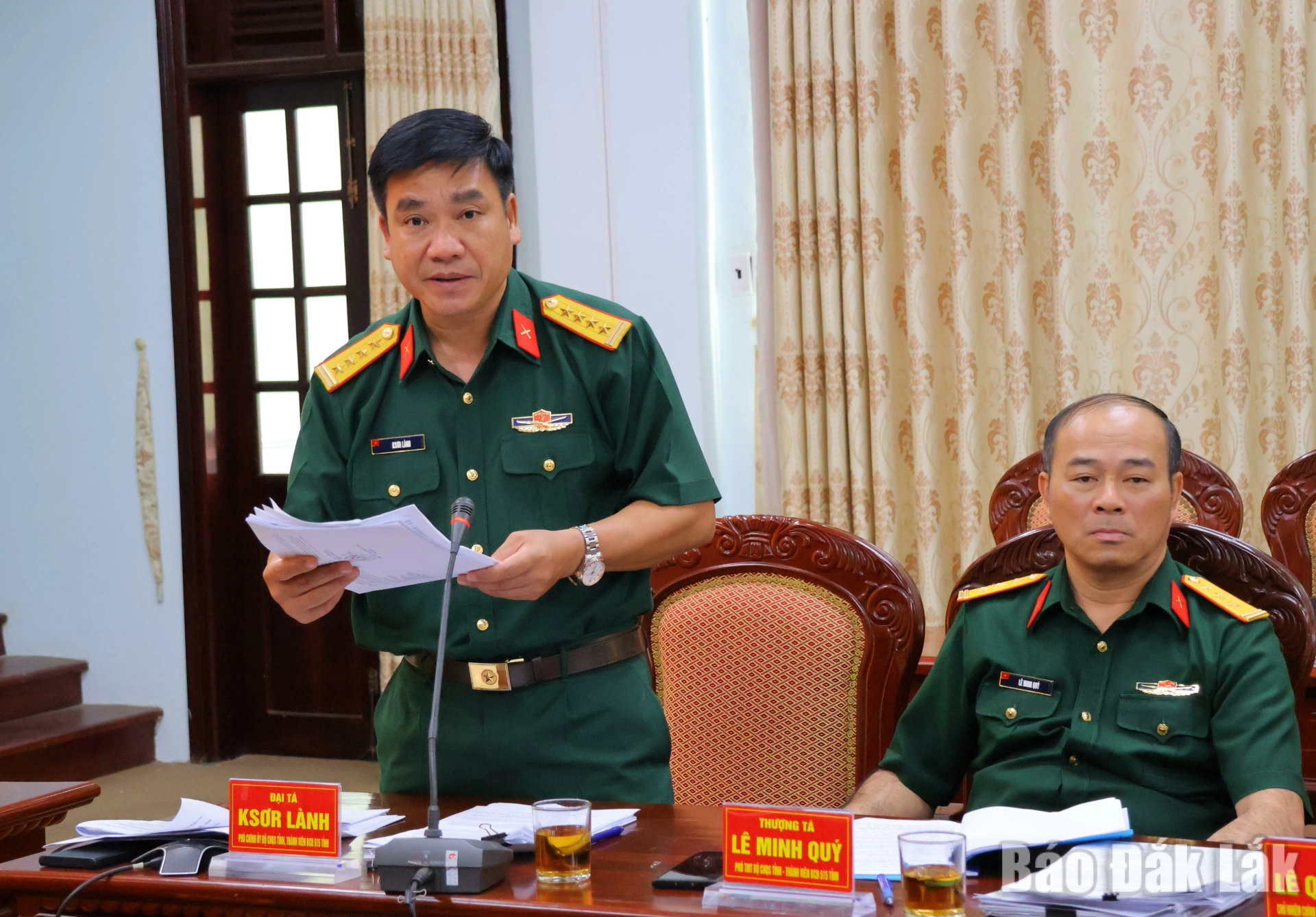Đại tá Ksơr Lành, Phó Chính ủy Bộ Chỉ huy Quân sự tỉnh phát biểu tại hội nghị.