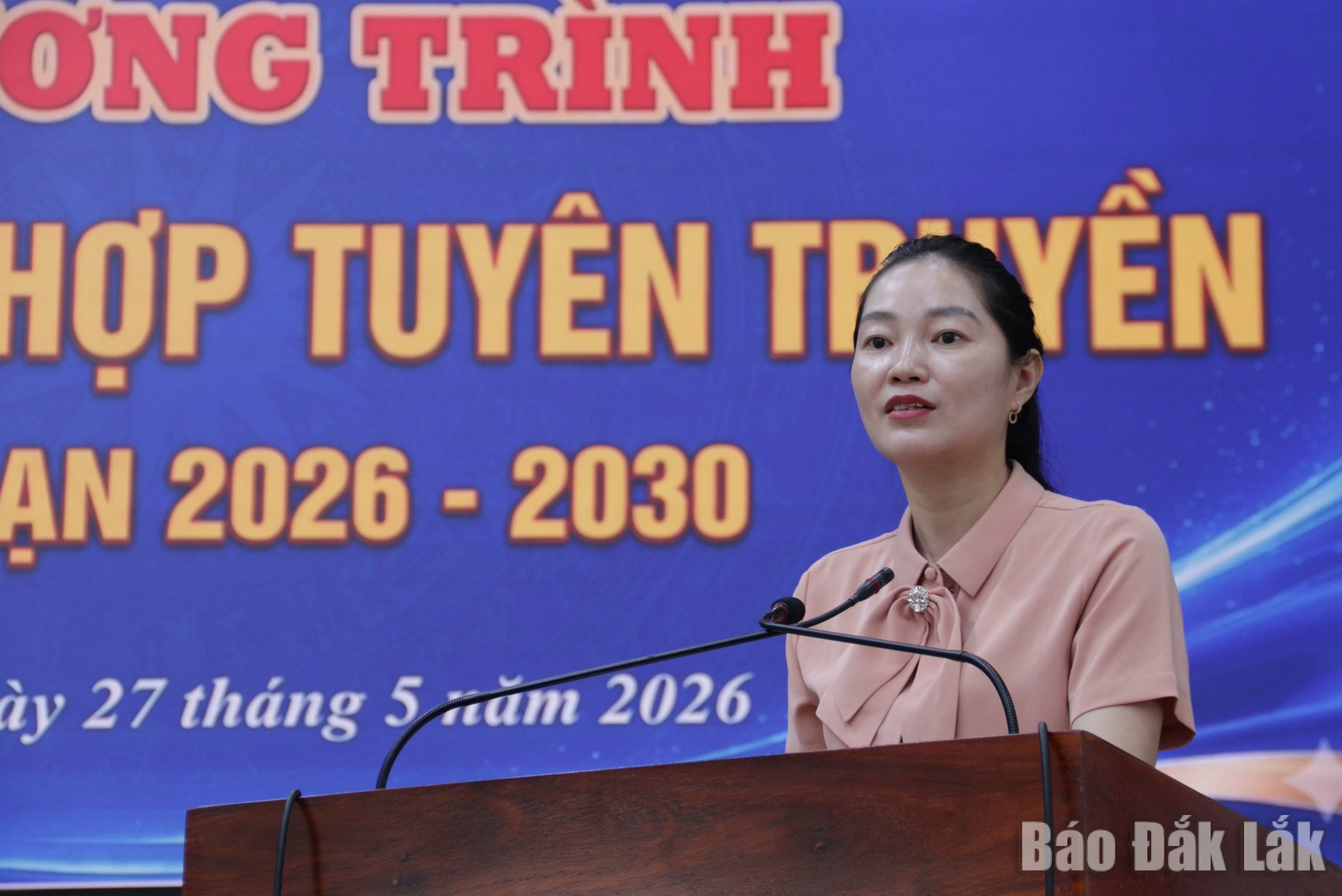 Chủ tịch UBND xã Ea Droh Nguyễn Thị Thu Hồng cảm ơn sự phối hợp tuyên truyền, định hướng thông tin tạo sự đồng thuận trong nhân dân từ Báo và Phát thanh truyền hình Đắk Lắk.