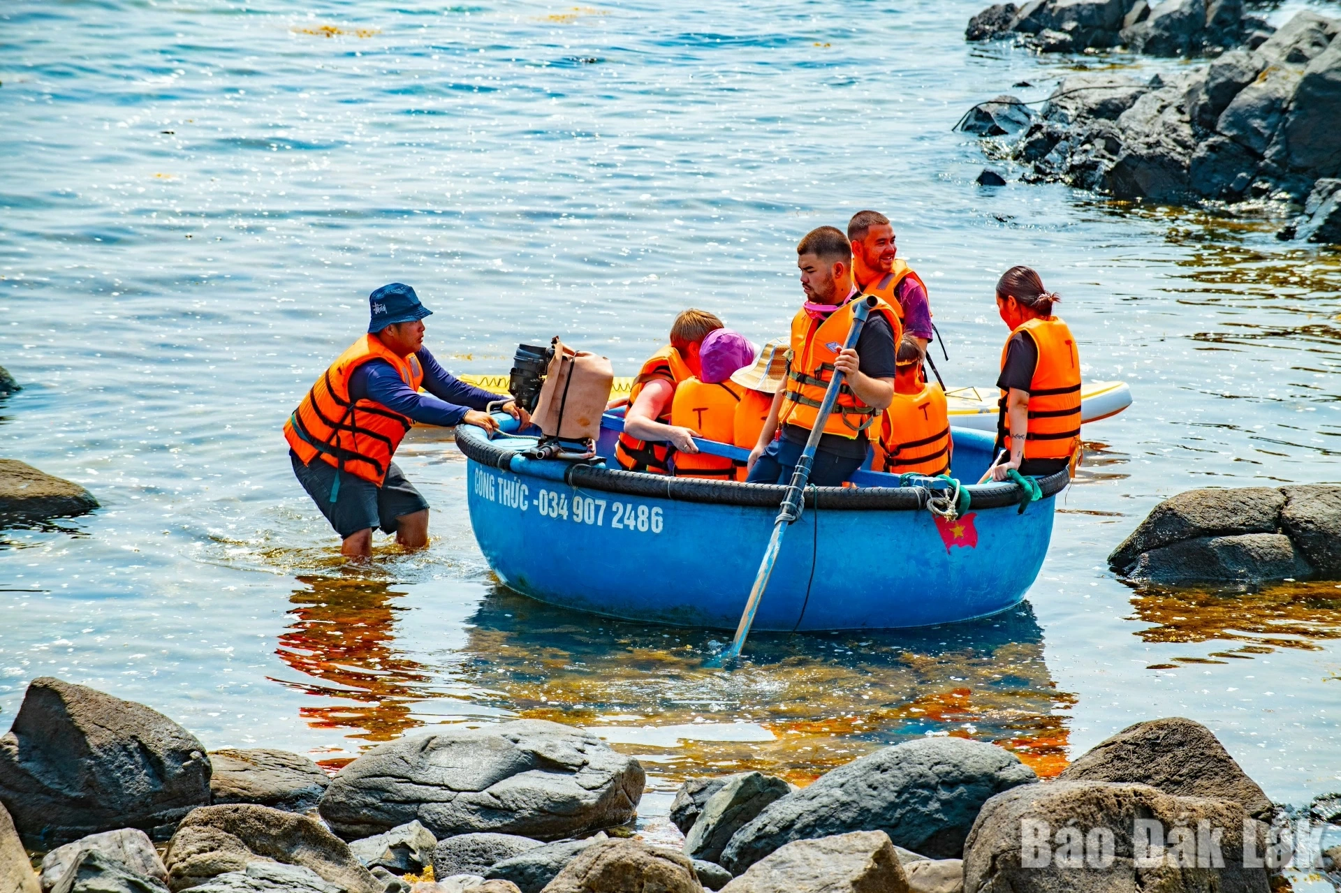 Beautiful information along with images of the “golden field” floating on the sea surface having spread widely across social media, attracting a large number of tourists eager to come and admire it.