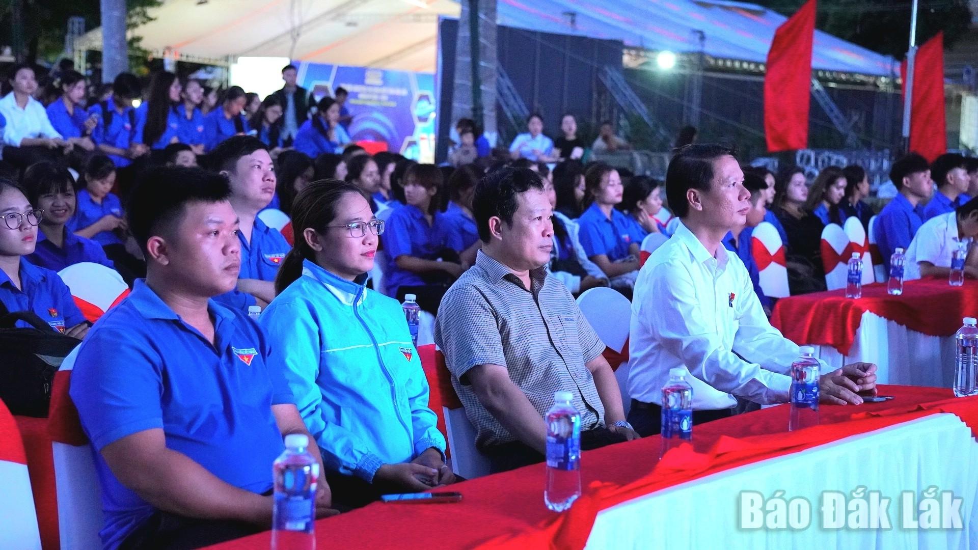Đại biểu cùng đông đảo đoàn viên, thanh niên, sinh viên tham dự chương trình.