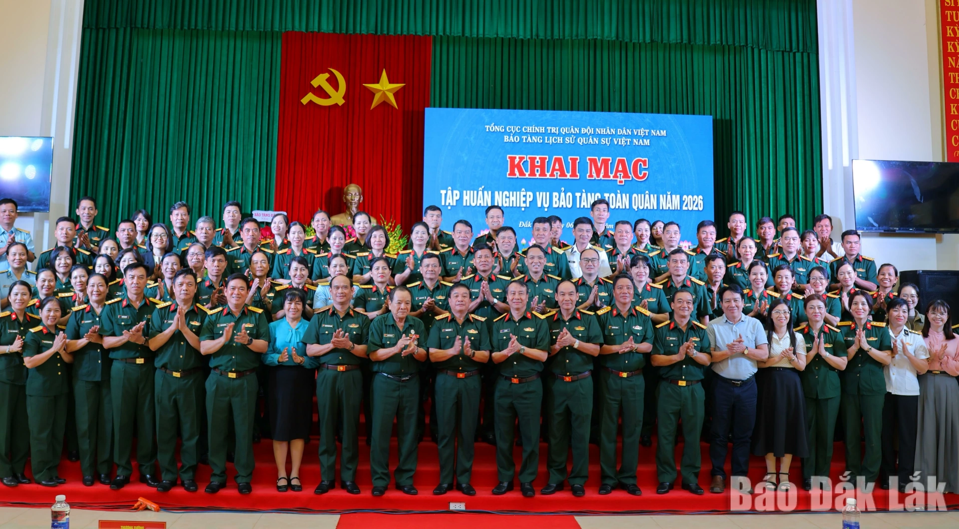 Các đại biểu cùng chụp hình lưu niệm.