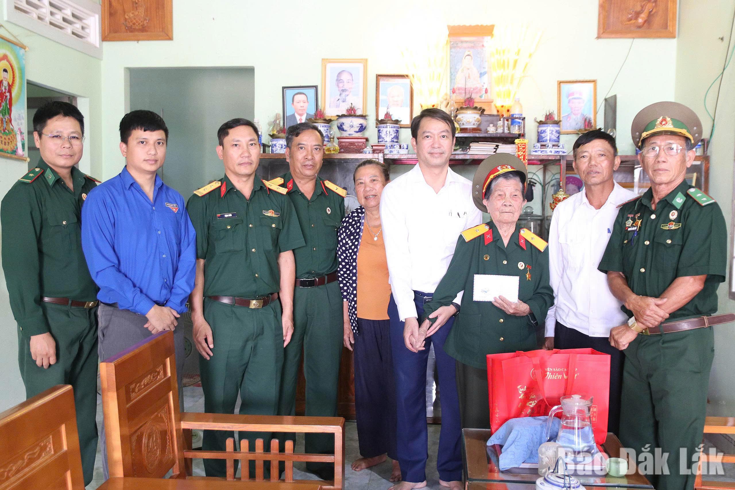 Đoàn thăm hỏi, tặng quà
