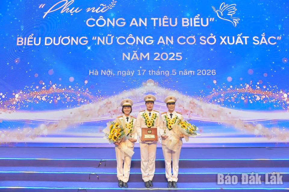 Các nữ cán bộ Công an tỉnh Đắk Lắk được Bộ Công an tuyên dương tại chương trình biểu dương “Phụ nữ Công an tiêu biểu” và “Nữ Công an cơ sở xuất sắc” năm 2025. Ảnh: Hội Phụ nữ Công an tỉnh Đắk Lắk