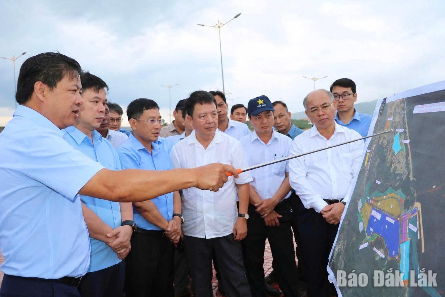 Các đồng chí: Lương Nguyễn Minh Triết, Đỗ Hữu Huy, Trương Công Thái cùng lãnh đạo các sở, ngành, địa phương kiểm tra 