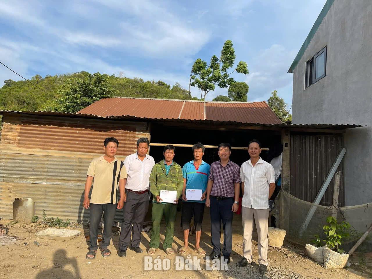 Đoàn trao tiền hỗ trợ cho hộ Cà Ngọc Bằng và Tào Văn Nghĩa.