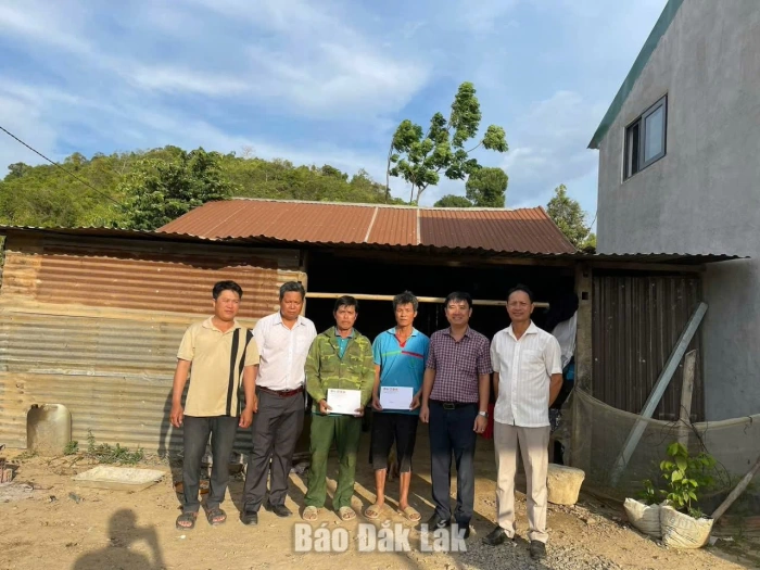 Trao kinh phí xây nhà và hỗ trợ người dân xã Đắk Liêng bị thiệt hại do thiên tai