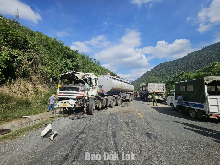 Va chạm giữa hai xe đầu kéo trên đèo Phượng Hoàng: Một tài xế bị thương