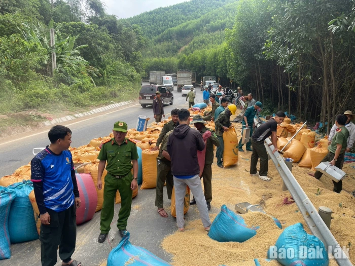 Xe chở 40 tấn lúa bị lật tại đèo Phượng Hoàng