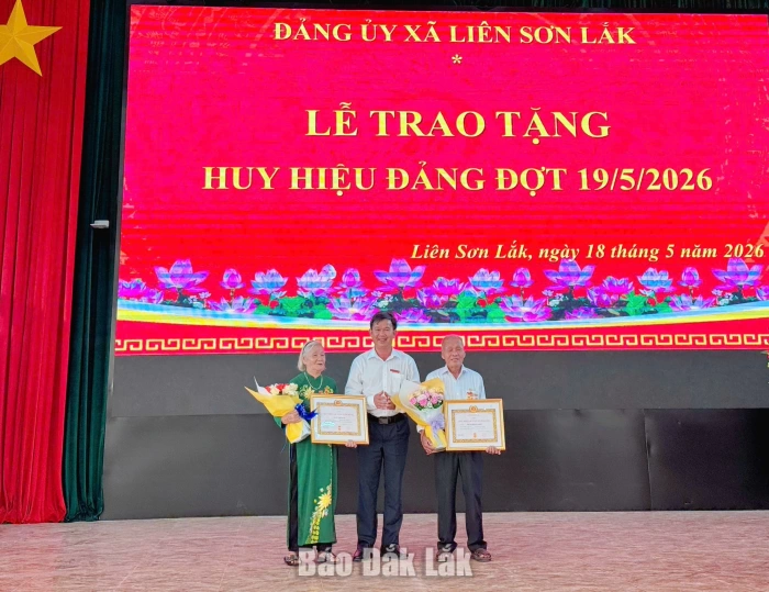 Đảng ủy xã Liên Sơn Lắk trao tặng Huy hiệu Đảng cho 8 đảng viên đợt 19/5