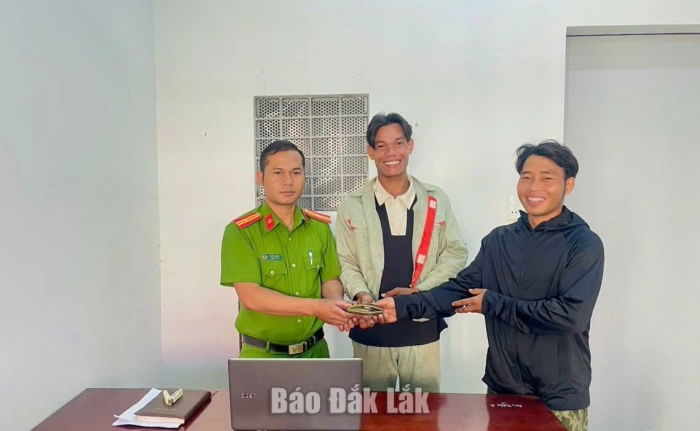 Đắk Liêng: Hai công dân nhặt được của rơi, trả lại người đánh mất