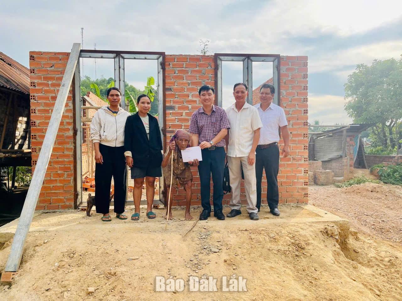 Đoàn trao kinh phí xây nhà cho hộ bà H Bi Je ở buôn Yang Lah 2.