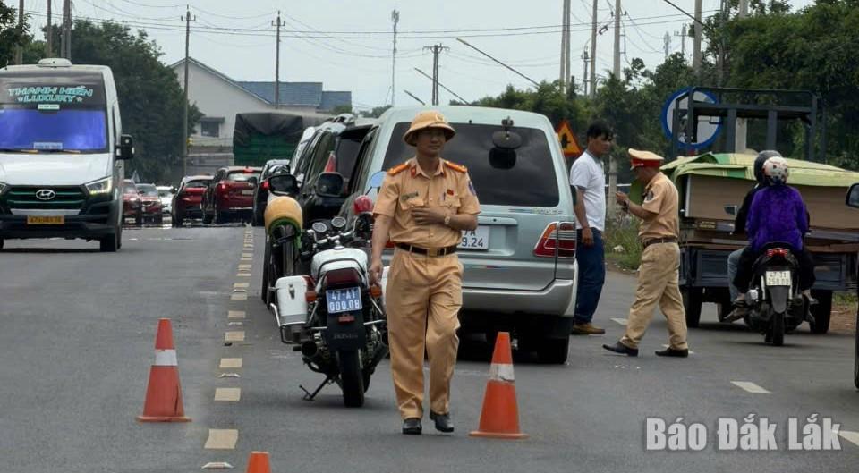 Cán bộ Phòng CSGT điều tiết, hướng dẫn giao thông trên tuyến Quốc lộ 26 đoạn qua địa bàn xã Krông Pắc.