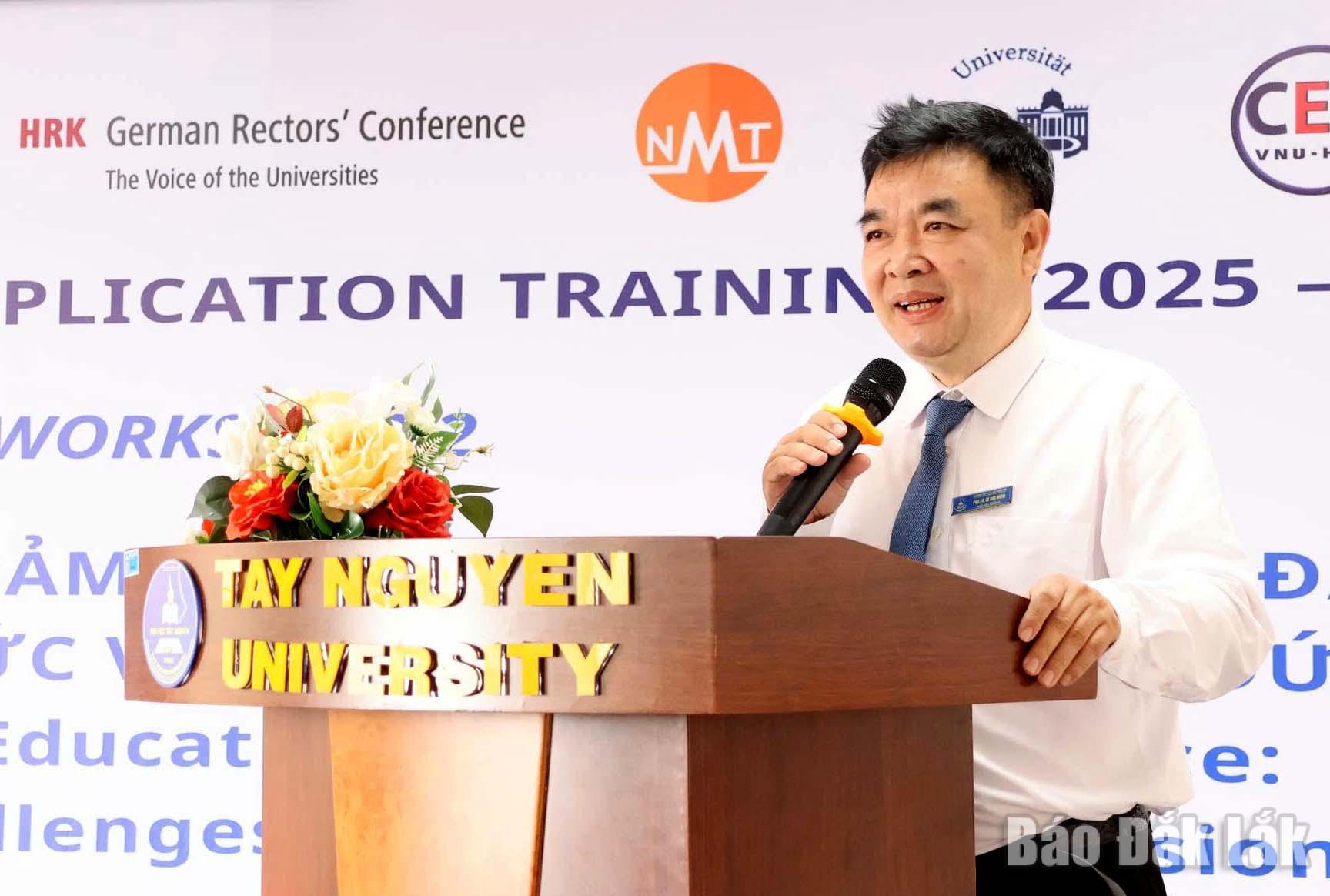 Phó Giáo sư, Tiến sĩ Lê Đức Niêm, Phó Hiệu trưởng Trường Đại học Tây Nguyên phát biểu tại buổi khai mạc Workshop.