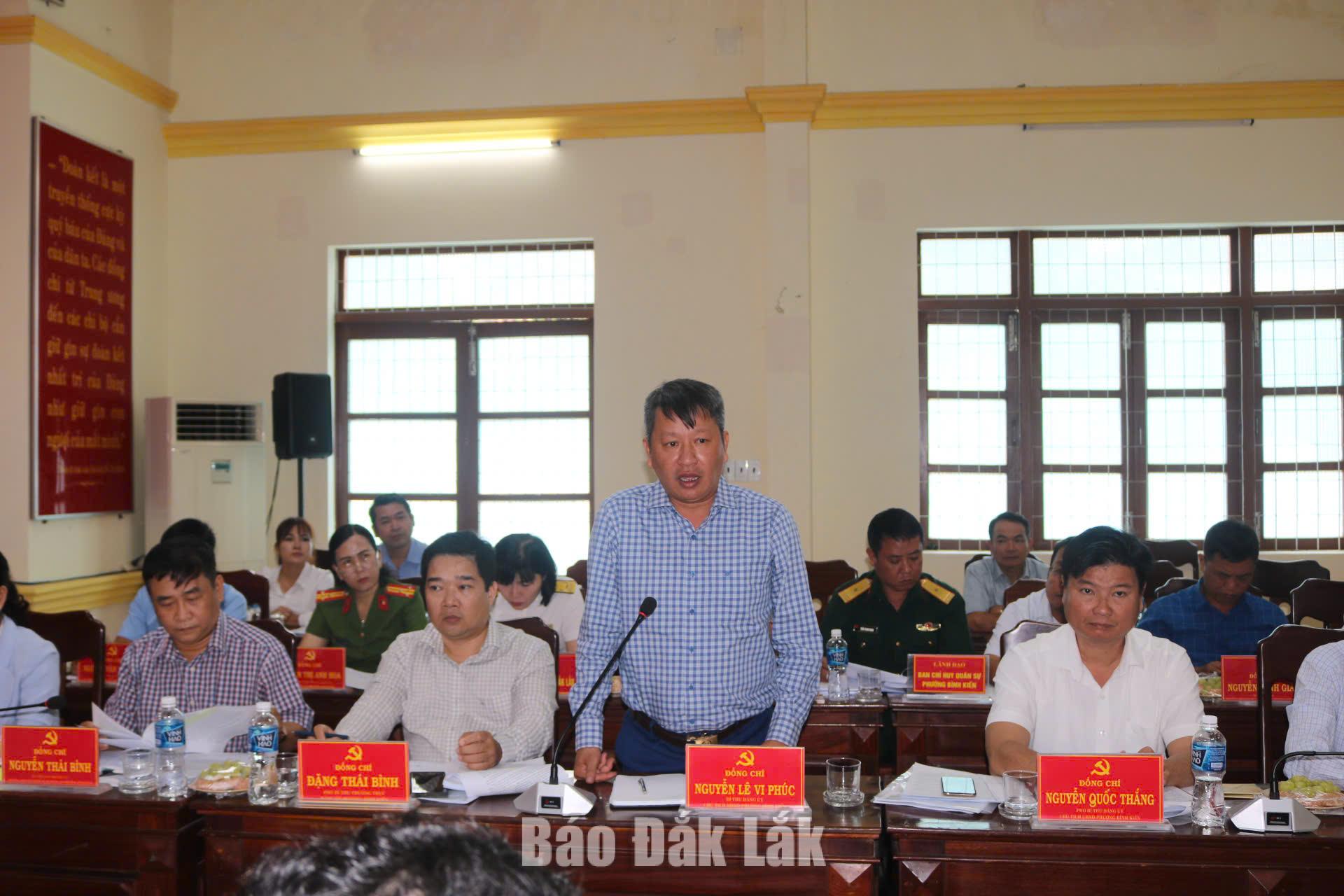 Bí thư Đảng ủy, Chủ tịch HĐND phường Bình Kiến Nguyễn Lê Vi Phúc thông tin làm rõ thêm một số nội dung với đoàn công tác.