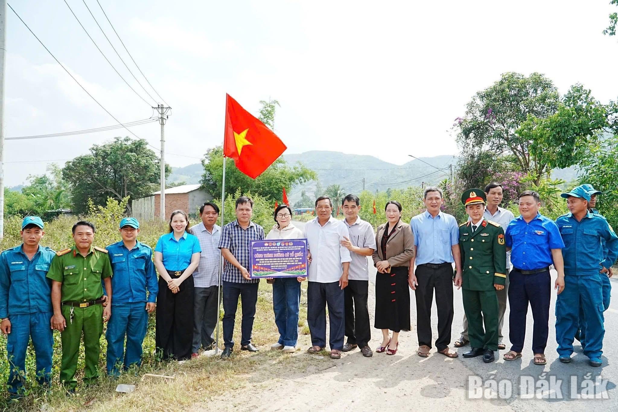 Lãnh đạo địa phương, nhân dân và các tổ chức khánh thành và đưa vào sử dụng đường cờ Tổ Quốc.