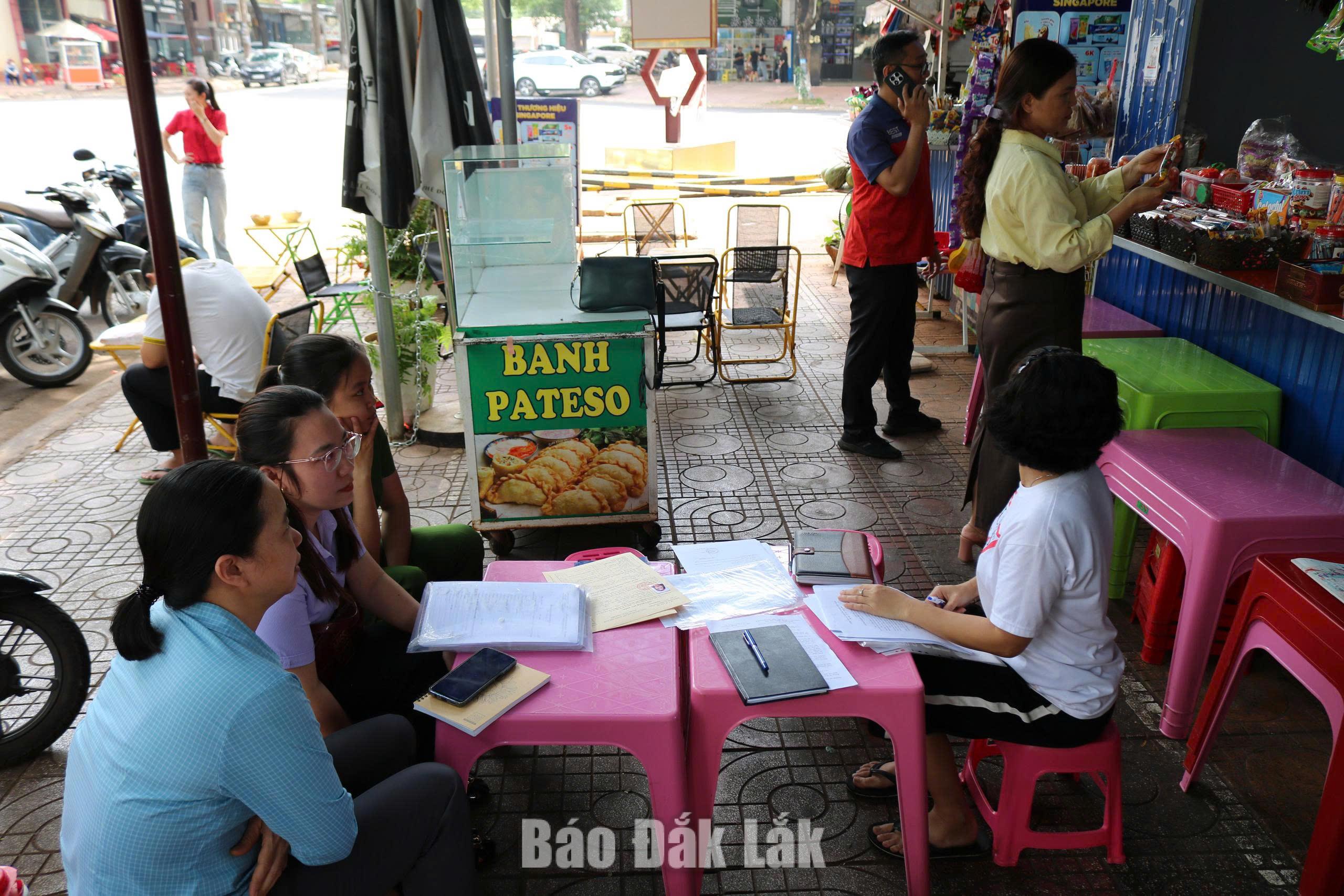 Phường Buôn Ma Thuột kiểm tra an toàn vệ sinh thực phẩm tại một cửa hàng bán bánh kẹo trên địa bàn.