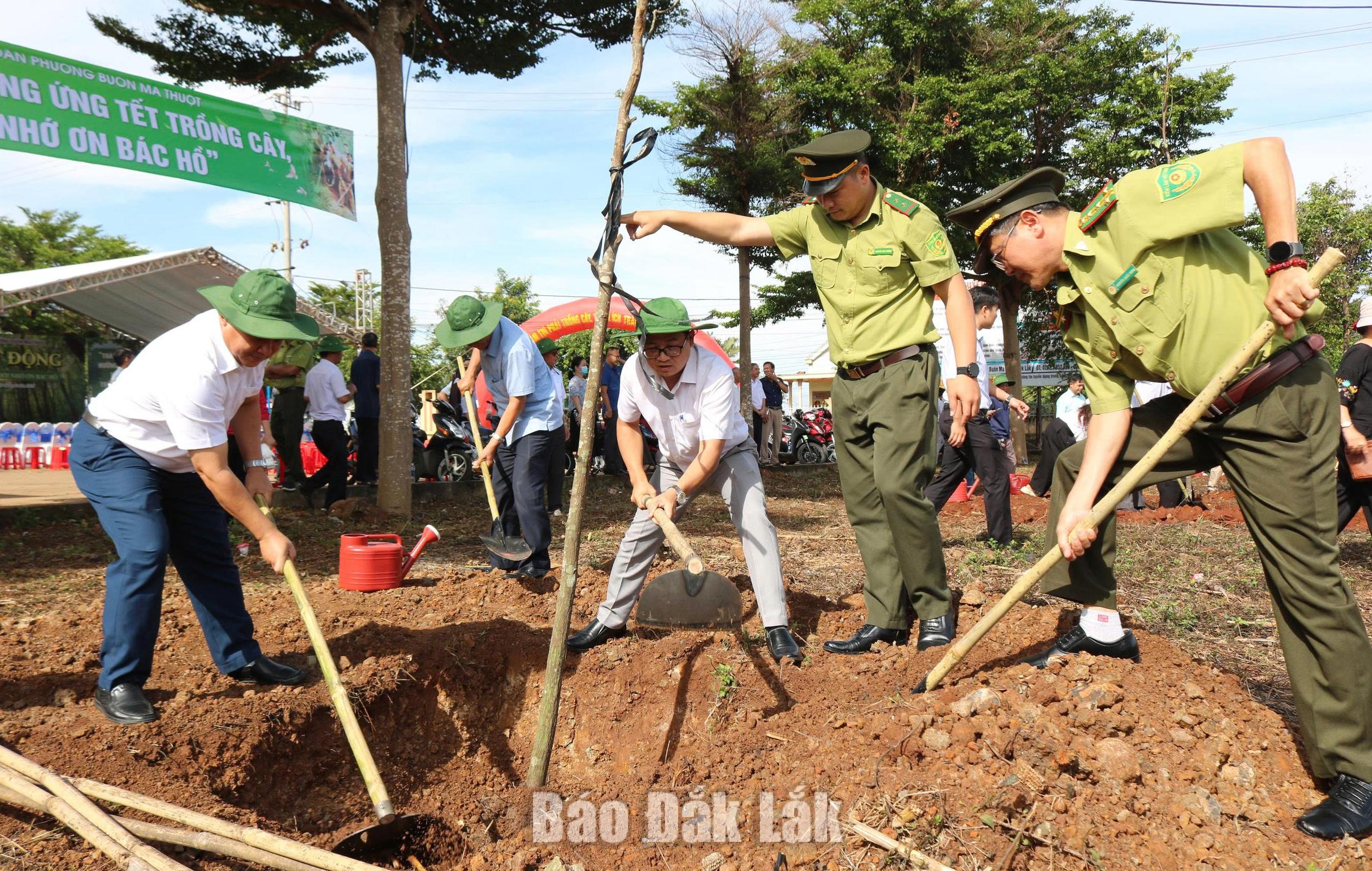  Các đại biểu trồng cây tại Nhà văn hóa Cư Êbur, phường Buôn Ma Thuột.