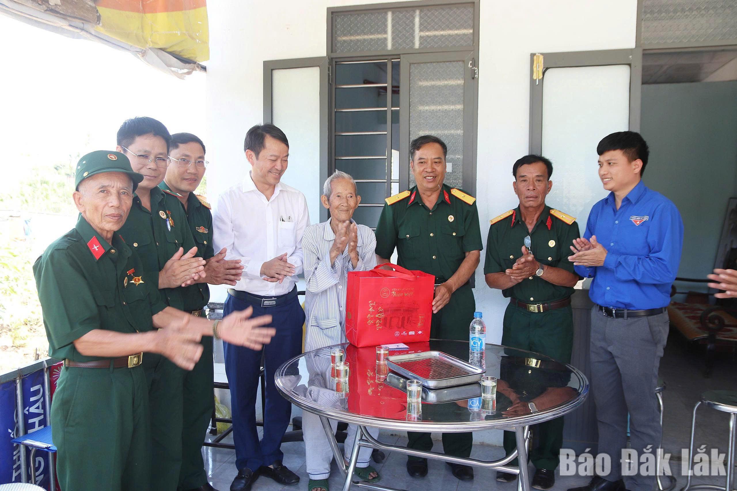 Đoàn công tác tặng quà cựu chiến binh Đặng Xuân Trụ ở thôn 4 Bình Hòa. 