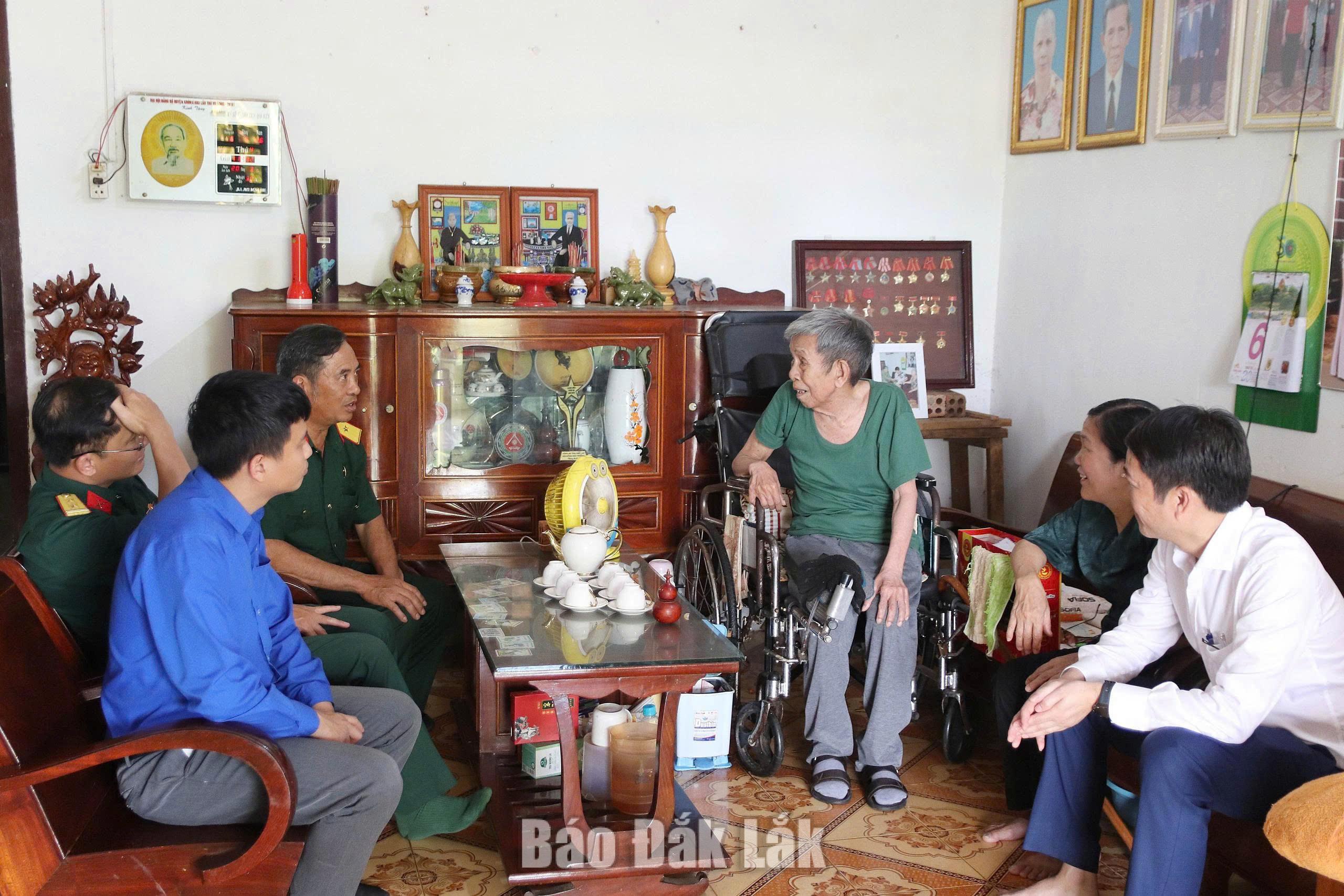 Thành viên đoàn công tác thăm hỏi, trò chuyện cùng cựu chiến binh Ksơr Vinh.