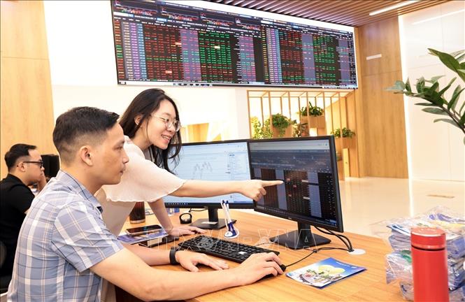 Khách hàng giao dịch tại Hội sở chính Công ty Chứng khoán Bảo Việt tại Hà Nội. Ảnh minh họa: Trần Việt/TTXVN