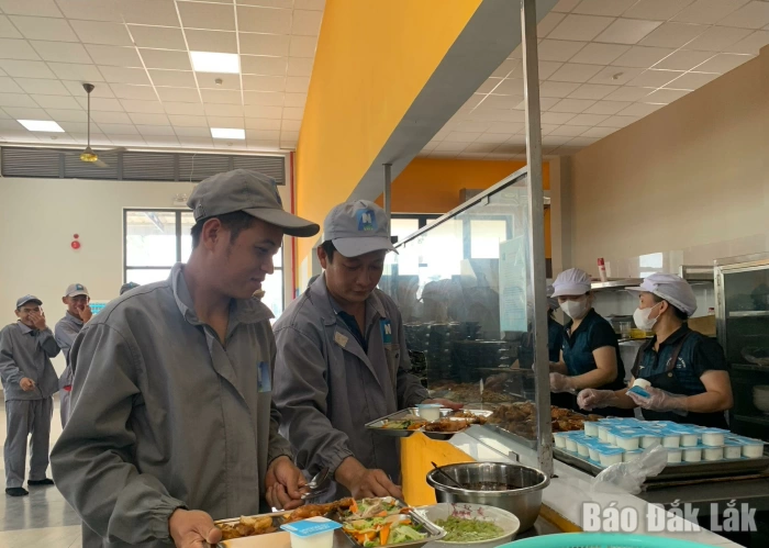 Tổ chức “Bữa cơm công đoàn” ở Công ty TNHH Cà phê Ngon