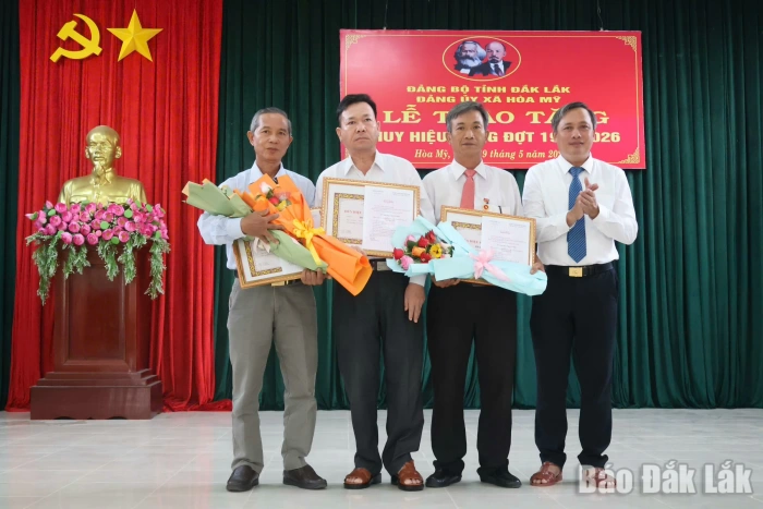 Đảng ủy xã Hòa Mỹ tổ chức trao tặng Huy hiệu Đảng đợt 19/5