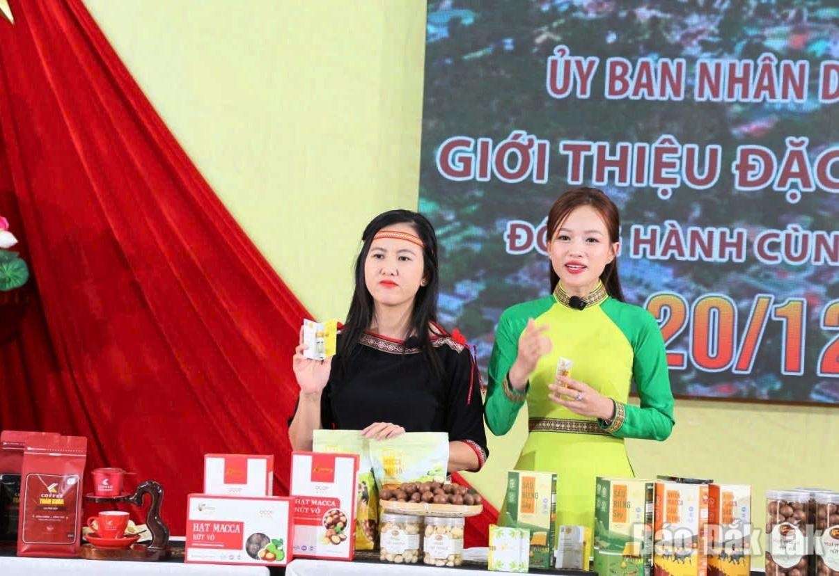 Representatives of Macca Dak Lak Limited Company introducing their products during the livestream.