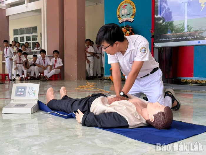 Tuyên truyền sử dụng điện an toàn và tiết kiệm cho 450 học sinh