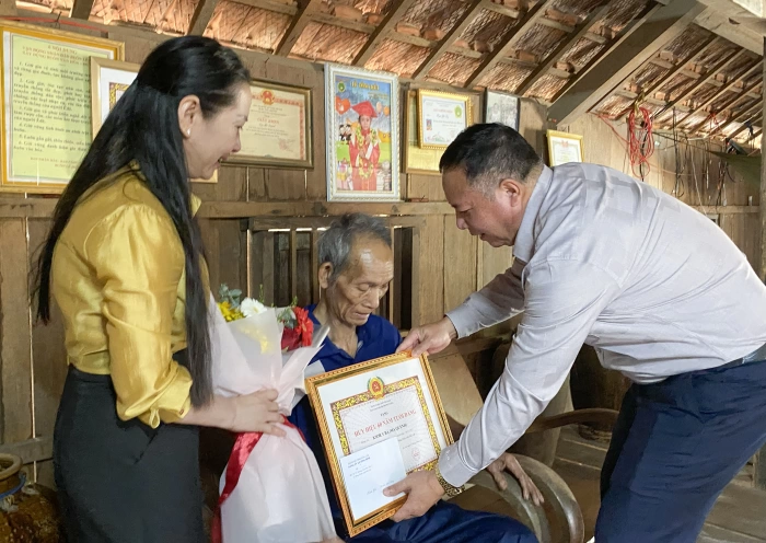 Xã Sông Hinh trao Huy hiệu Đảng cho đảng viên đợt 19/5
