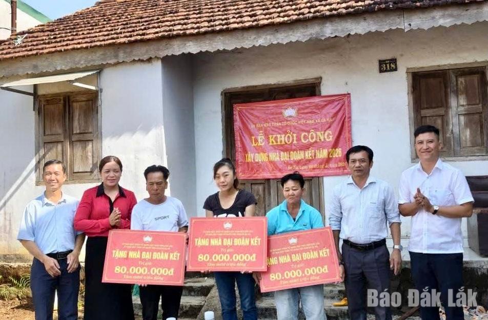 Các đồng chí lãnh đạo MTTQ Việt Nam xã Ea Na trao bảng tượng trưng hỗ trợ kinh phí xây dựng nhà Đại đoàn kết cho bà con xã Ea Na.
