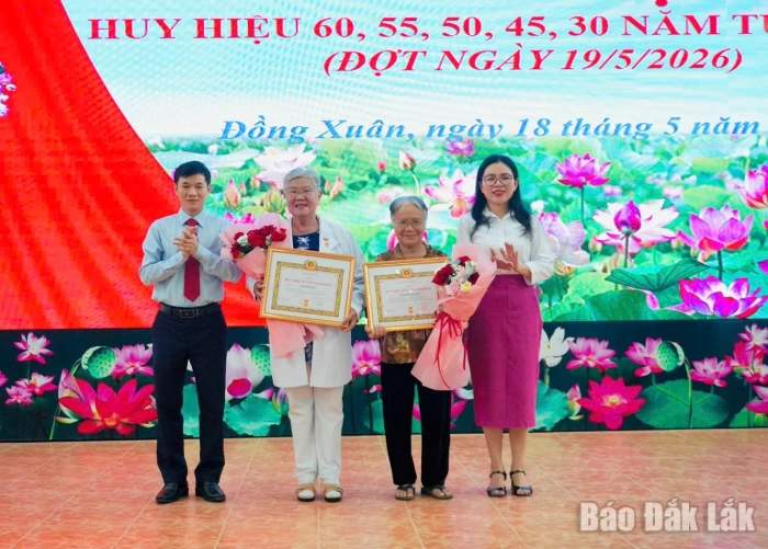 Đảng ủy xã Đồng Xuân trao tặng Huy hiệu Đảng cho 13 đảng viên