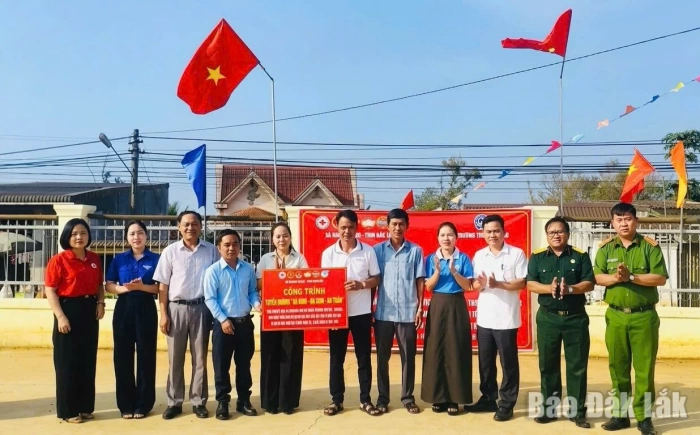 Xã Krông Năng bàn giao tuyến đường “An ninh - An sinh - An toàn” tại Buôn Giêr