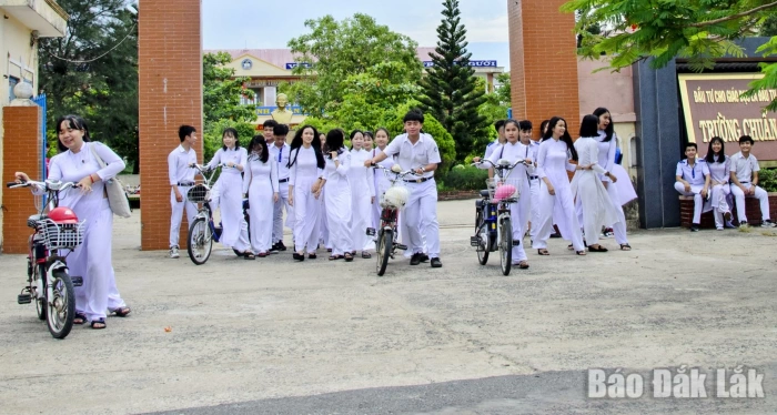 Giấc mơ hồng thời áo trắng
