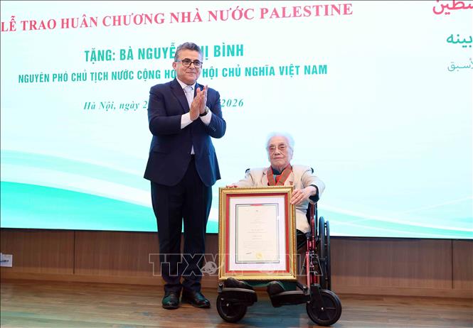 Đại sứ đặc mệnh toàn quyền Nhà nước Palestine tại Việt Nam Saadi Salama trao tặng Huân chương Ngôi sao Công trạng của Nhà nước Palestine cho nguyên Phó Chủ tịch nước Nguyễn Thị Bình. Ảnh: An Đăng/TTXVN.