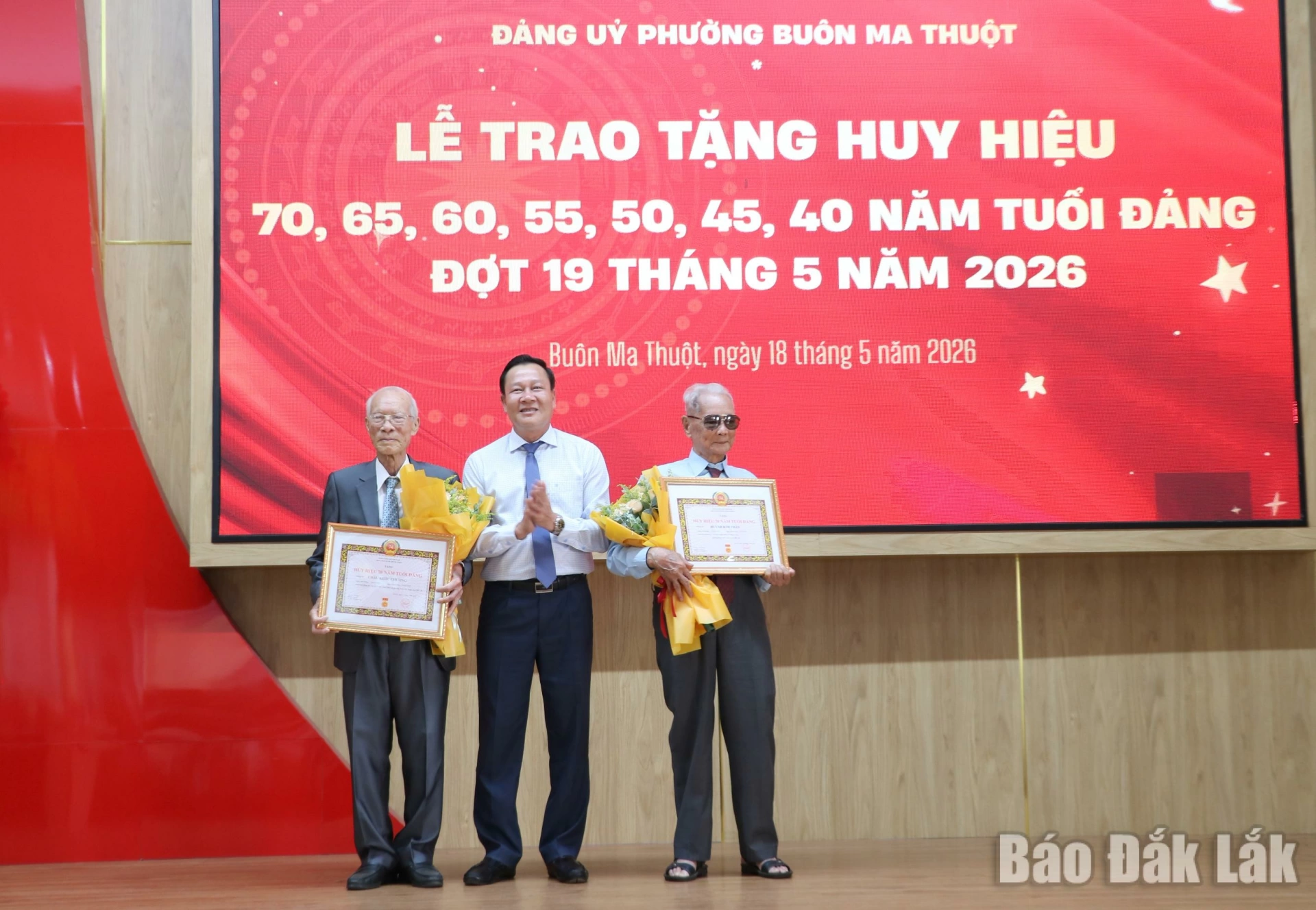 Đồng chí Trần Phú Hùng trao tặng Huy hiệu 70 năm tuổi Đảng cho đảng viên Huỳnh Kim Thấn, Chi bộ Tổ dân phố 11 Thành Công và đảng viên Châu Khắc Chương, Chi bộ Tổ dân phố 2 Tân Lợi.