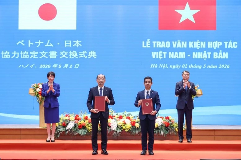 Thủ tướng Lê Minh Hưng và Thủ tướng Takaichi Sanae chứng kiến trao Thỏa thuận giữa Trung tâm Vũ trụ Việt Nam thuộc Viện Hàn lâm Khoa học và Công nghệ Việt Nam và Cơ quan Hàng không Vũ trụ Nhật Bản về trao đổi dữ liệu vệ tinh - Ảnh: VGP/Nhật Bắc