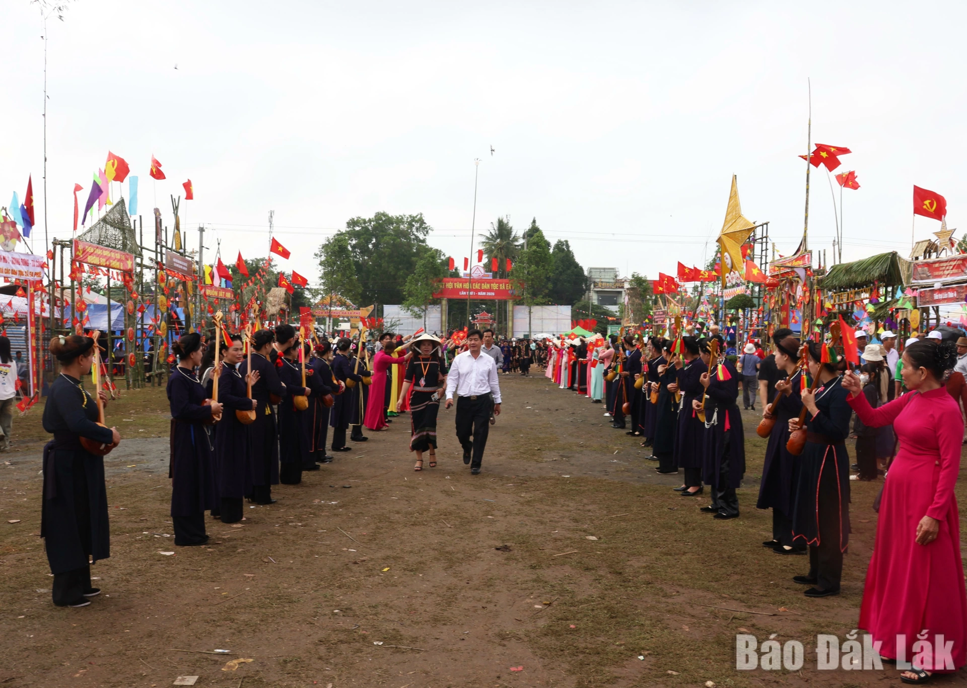 Không gian đậm sắc màu trong Ngày hội văn hóa các dân tộc xã Ea Phê.