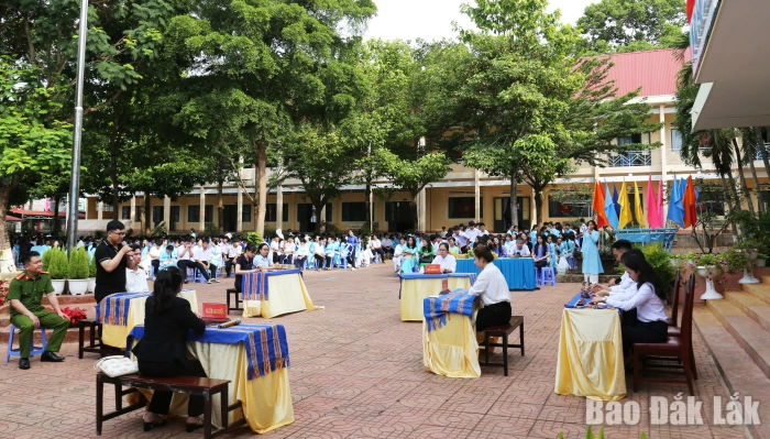 Học sinh Trường THPT Buôn Ma Thuột tham gia phiên tòa giả định về bạo lực học đường