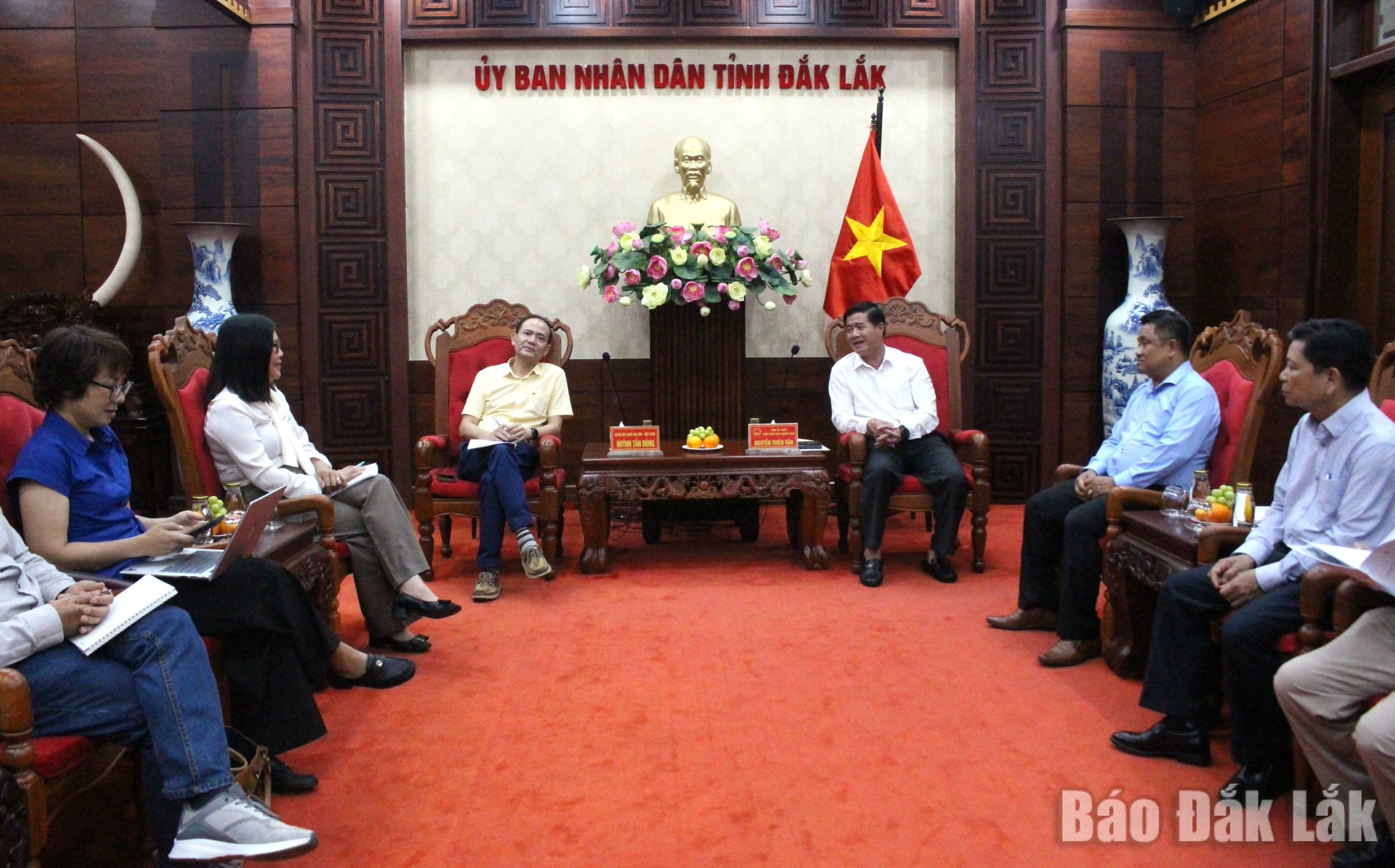 Đồng chí Nguyễn Thiên Văn tiếp và làm việc với Đoàn công tác. 