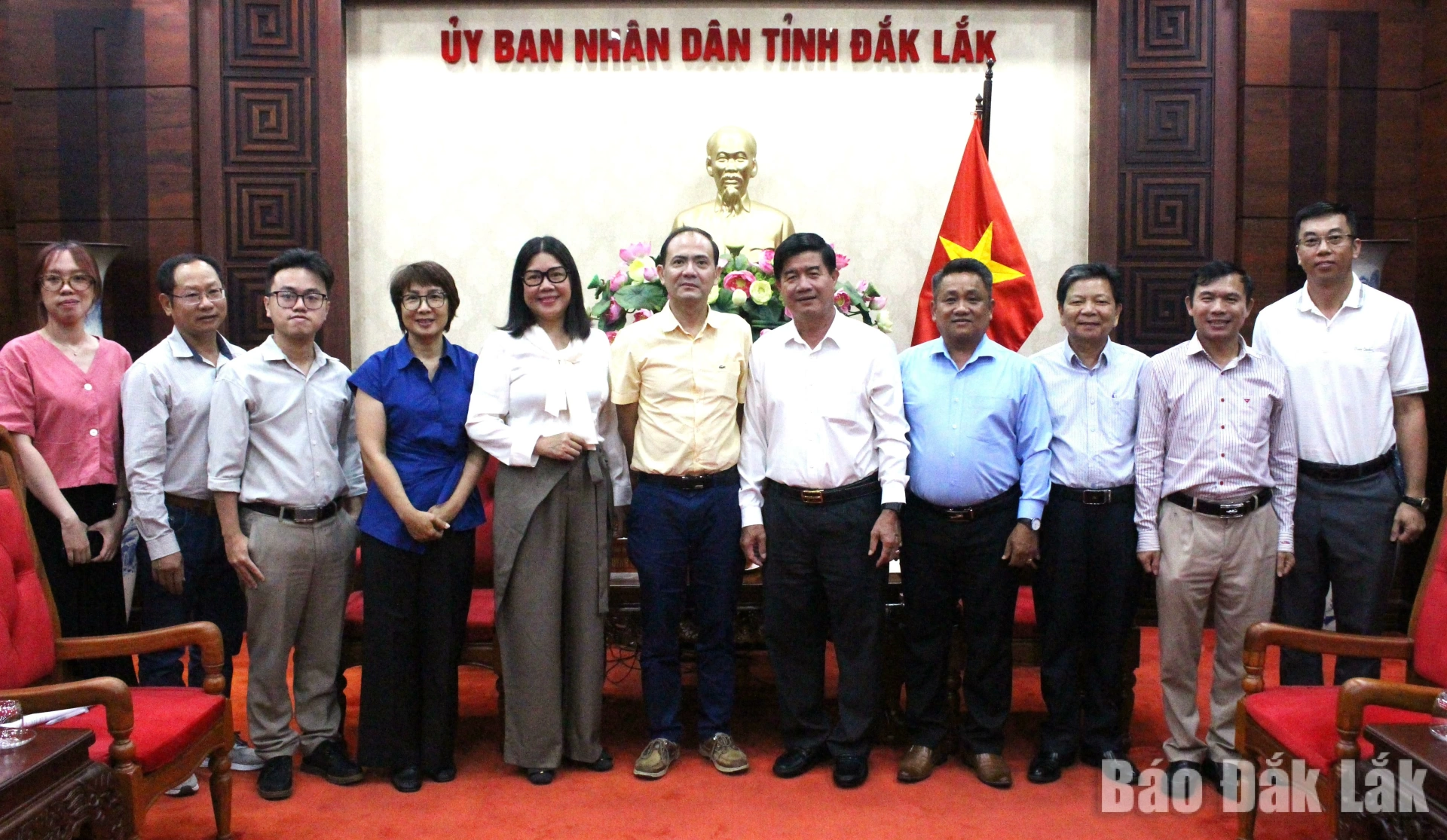 Các đại biểu chụp hình lưu niệm sau buổi làm việc.