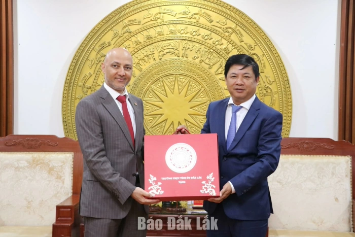 Provincial Party Secretary, comrade Luong Nguyen Minh Triet receives UAE Ambassador, promotes investment cooperation