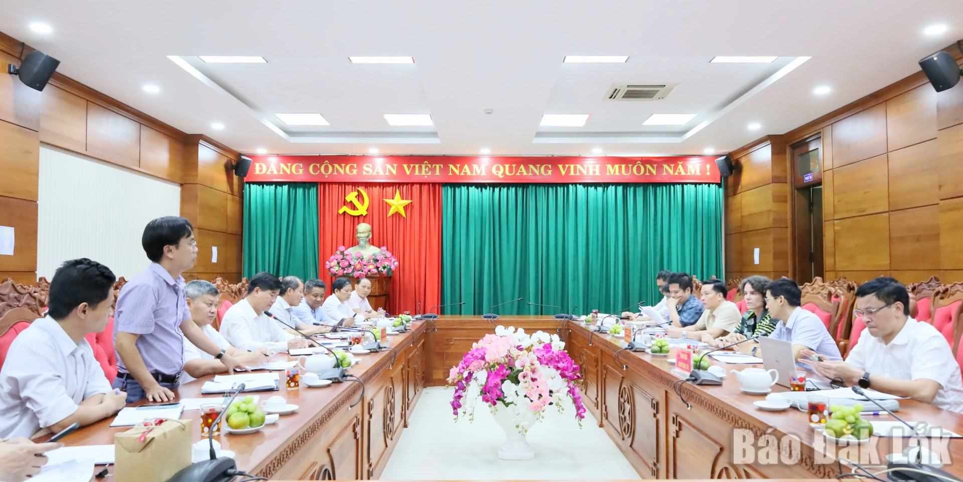 Đại diện Ban Quản lý dự án SACCR của tỉnh báo cáo tiến độ thực hiện.